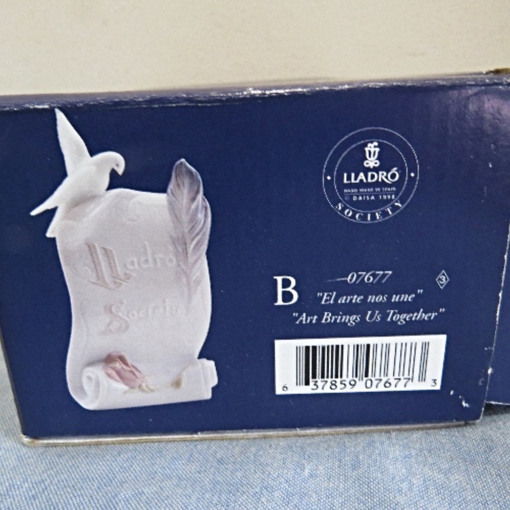 1998 LLADRO SOCIETY GLAZED PORCELAIN "ART BRINGS US TOGETHER" #7677 In Box
